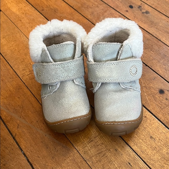 UGG Silver Baby Walker Shoes with White Fur - Picture 2 of 5